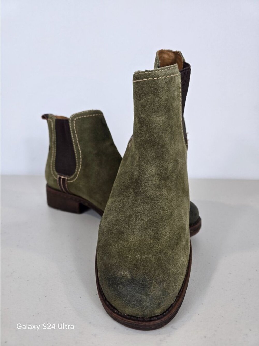 Comfortiva Align olive green leather suede pull on booties women's size 9